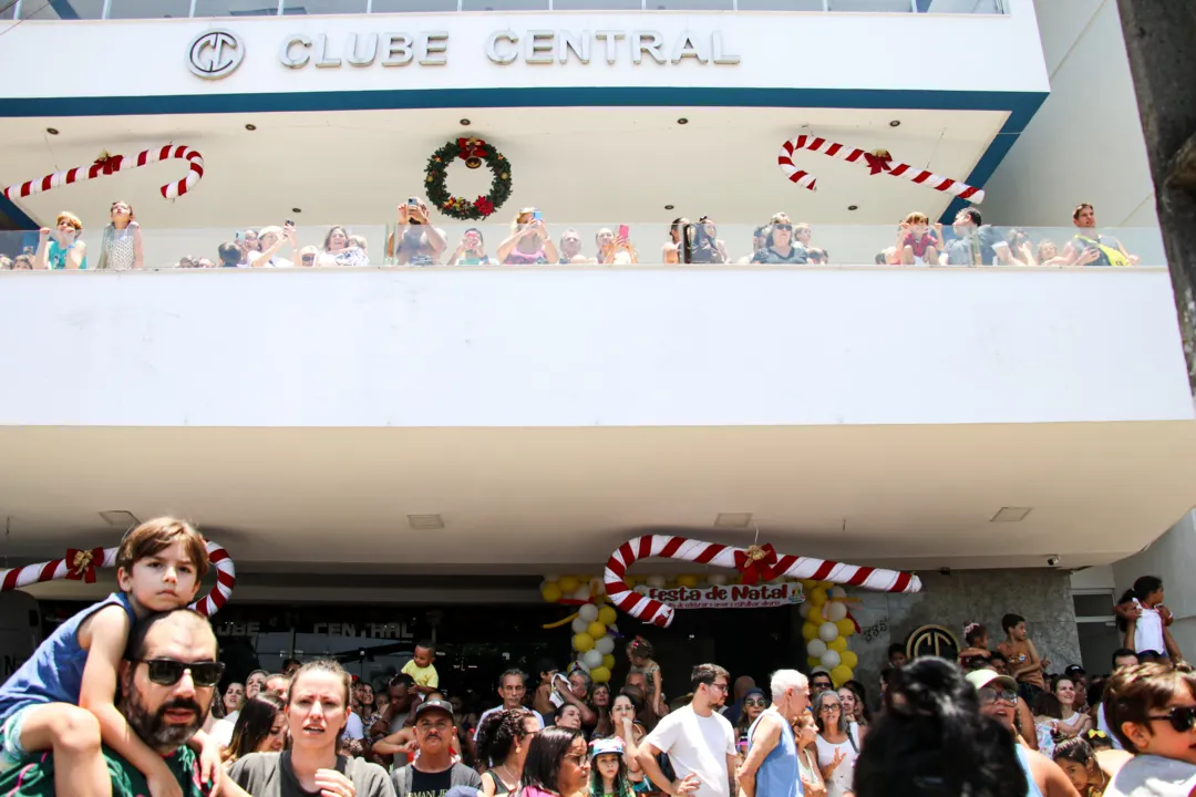 Papai Noel vira 'superstar' ao pousar de helicóptero em Niterói