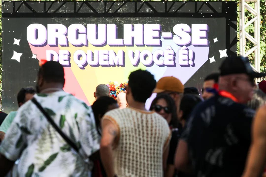 Parada LGBT: Milhares vão às ruas de Niterói em luta por direitos