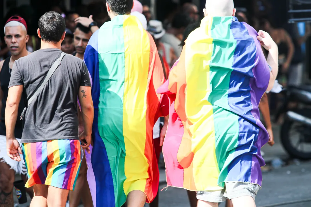 Parada LGBT: Milhares vão às ruas de Niterói em luta por direitos