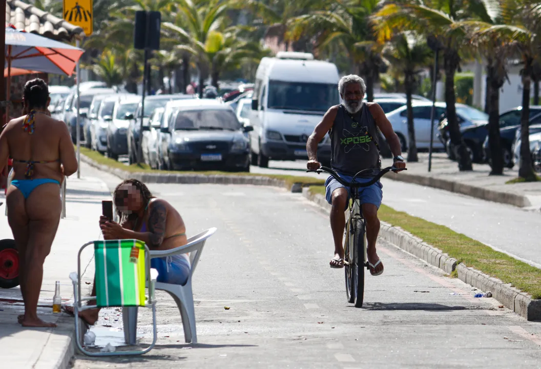 Mulher foi flagrada sentada na ciclovia