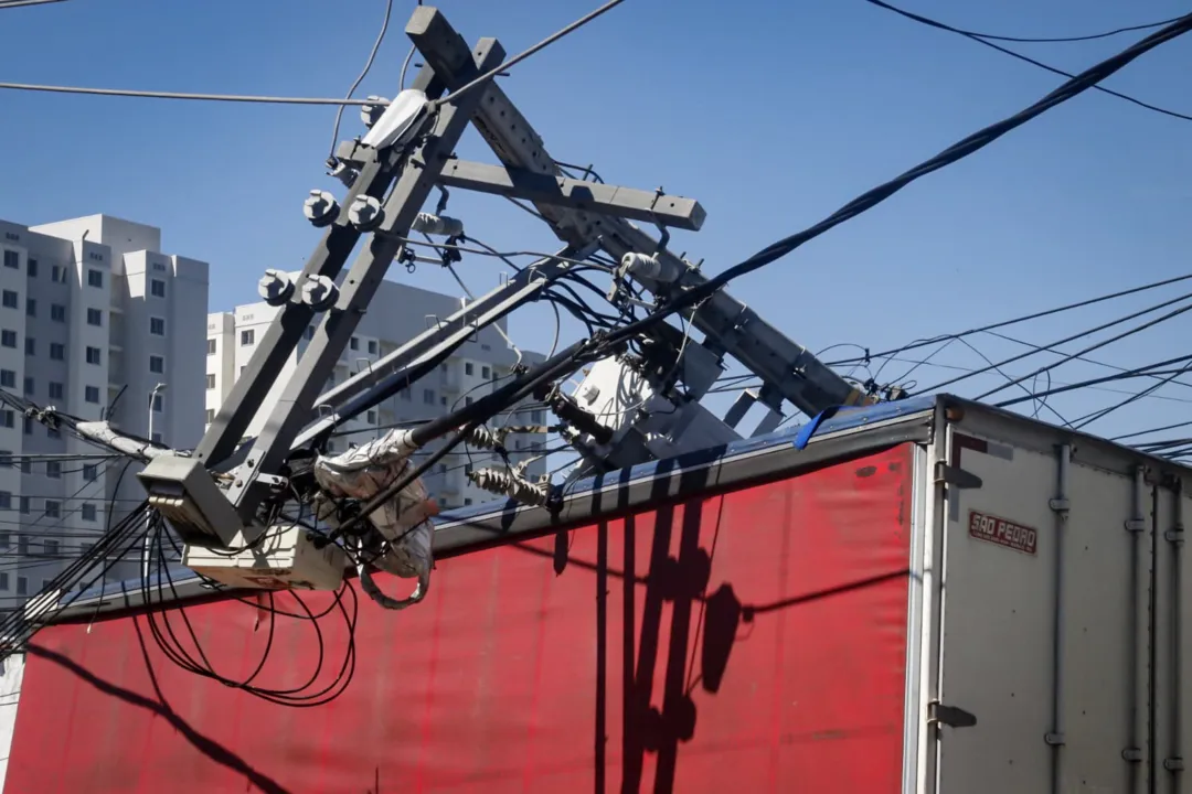 Poste cai em cima de caminhão e assusta em Niterói