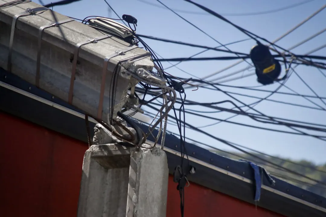 Poste cai em cima de caminhão e assusta em Niterói