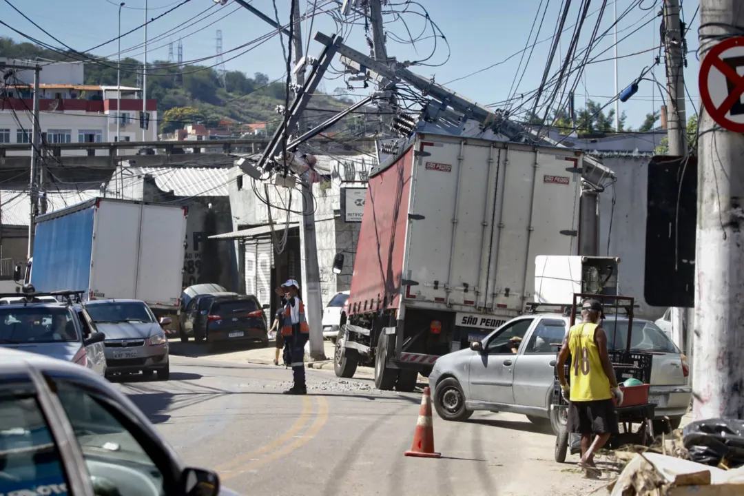 Poste cai em cima de caminhão e assusta em Niterói