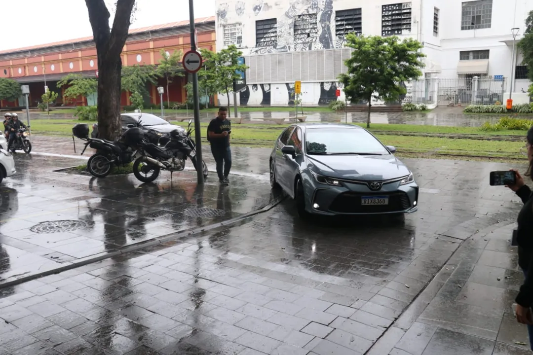 Presos pela morte de Marielle Franco chegam à PF no Rio; vídeo