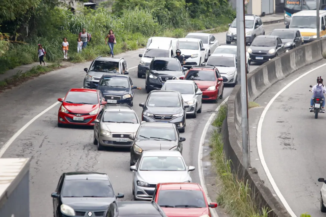 RJ-104 amanhece com trânsito intenso e incidentes em Niterói