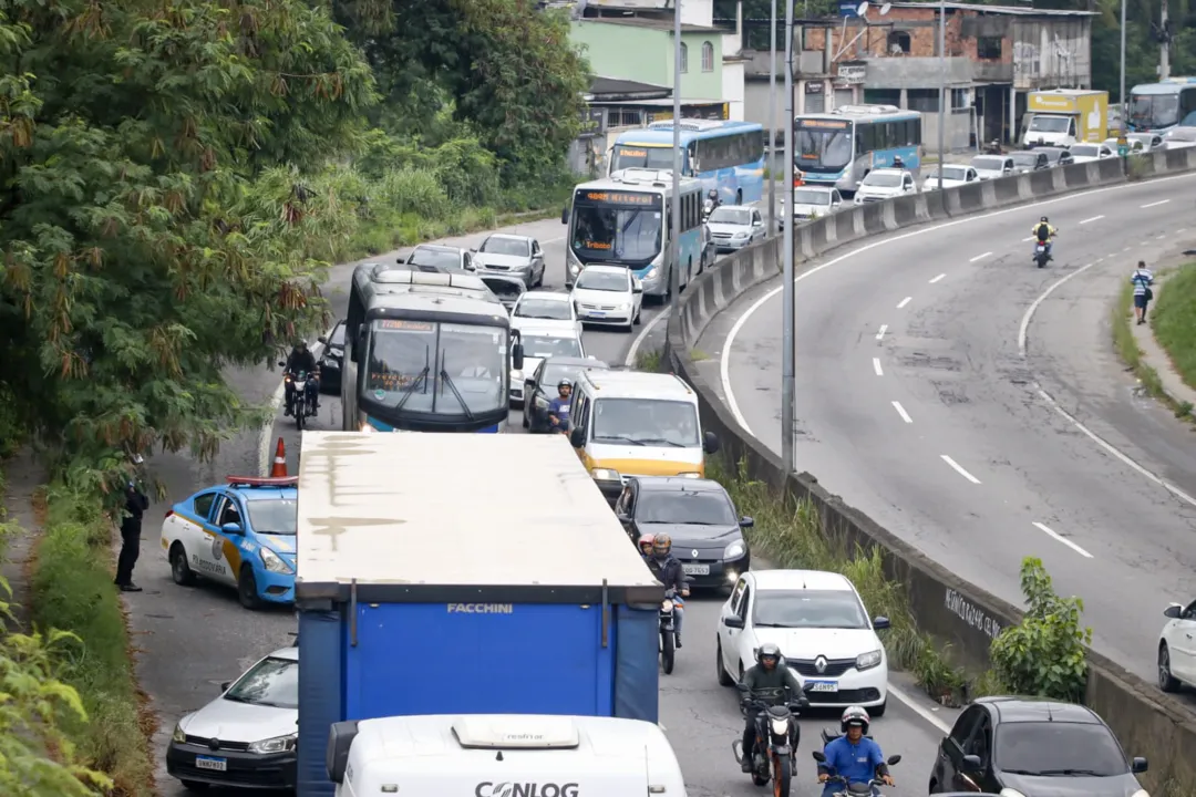 RJ-104 amanhece com trânsito intenso e incidentes em Niterói