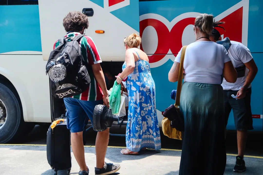 Foliões botam o pé na estrada para curtir esse feriadão e apostam nas viagens de ônibus. O Terminal Rodoviário de Niterói Roberto Silveira contará com uma operação especial que terá 3980 ônibus em rota, sendo 660 extras.