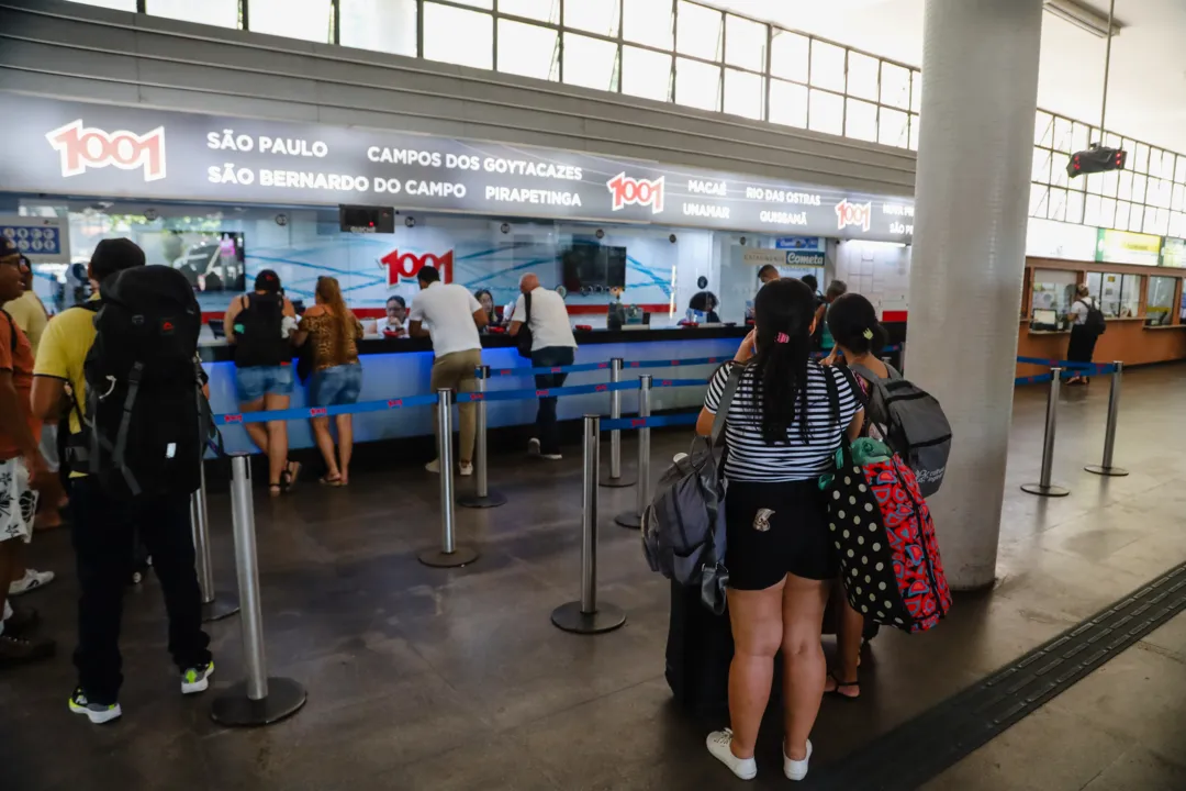 Foliões botam o pé na estrada para curtir esse feriadão e apostam nas viagens de ônibus. O Terminal Rodoviário de Niterói Roberto Silveira contará com uma operação especial que terá 3980 ônibus em rota, sendo 660 extras.