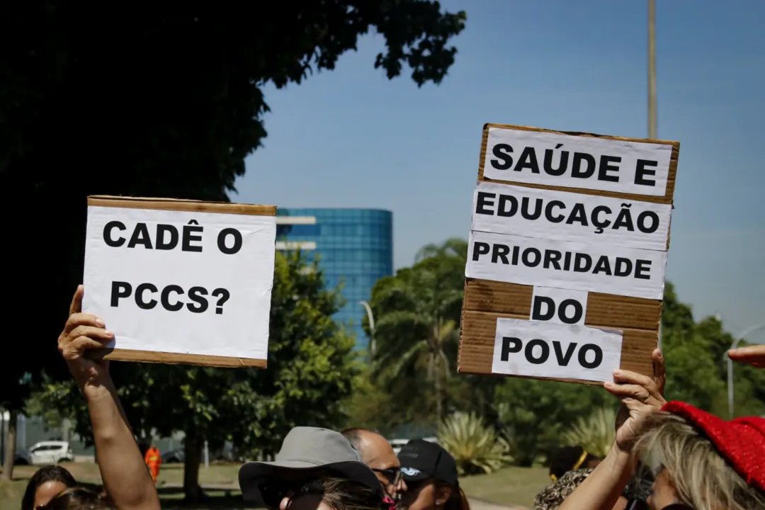 Sem reajuste salarial, professores municipais fazem ato no Rio