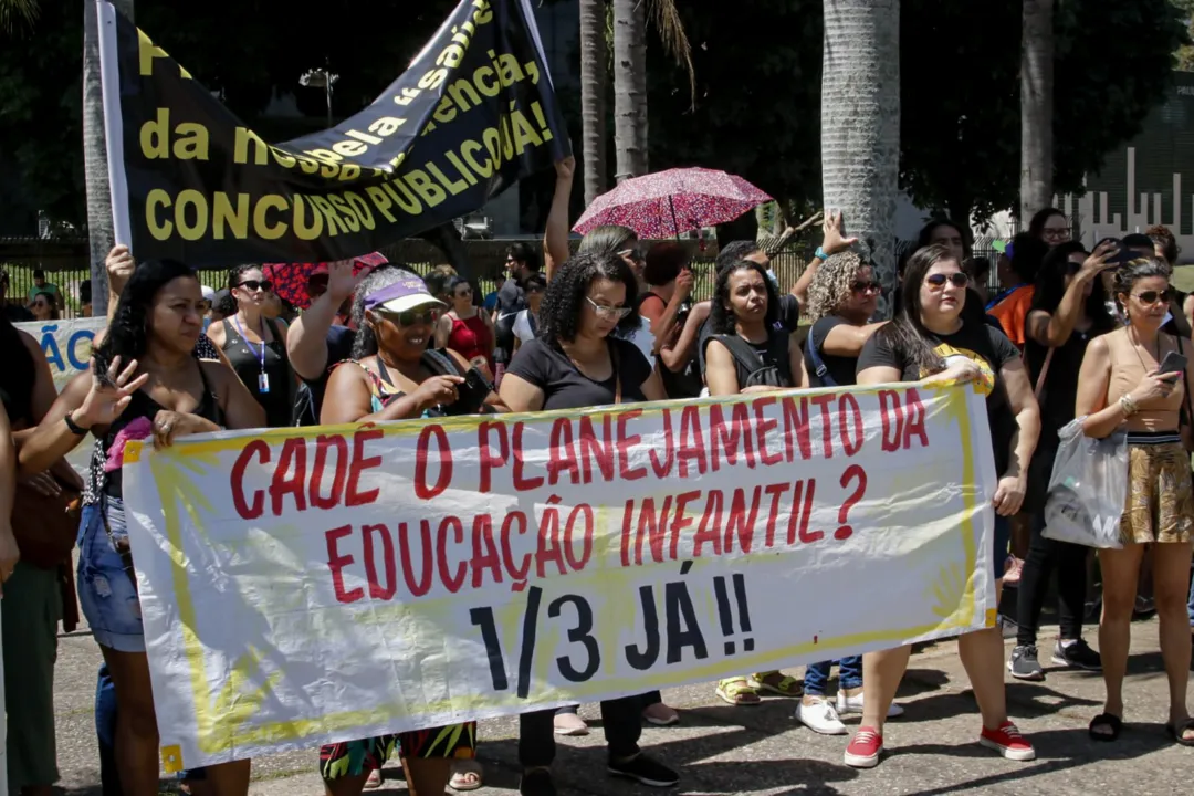 Sem reajuste salarial, professores municipais fazem ato no Rio