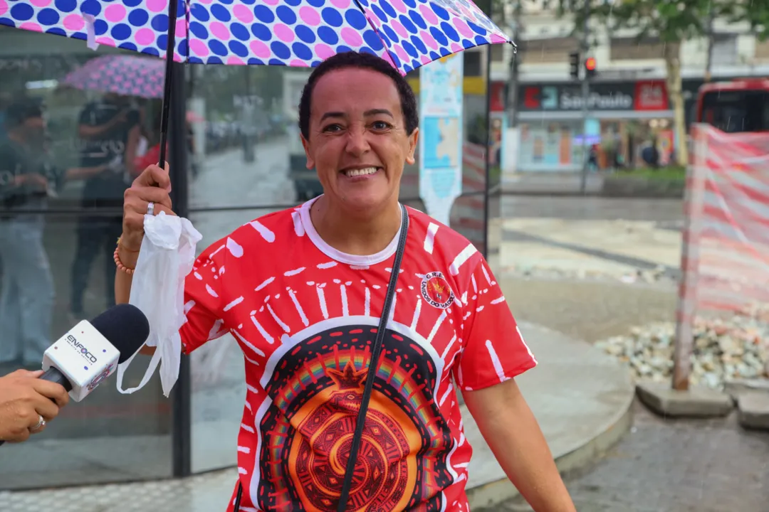 Torcedores da Viradouro encaram chuva com sorrisão em Niterói