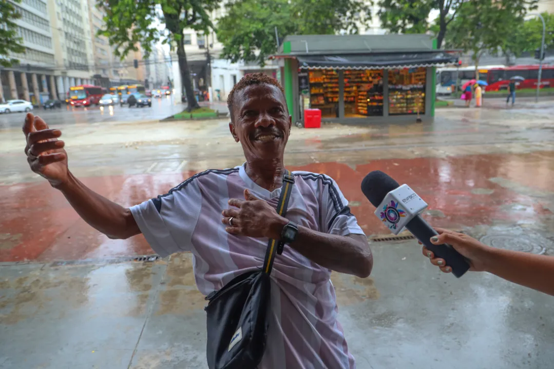 Torcedores da Viradouro encaram chuva com sorrisão em Niterói