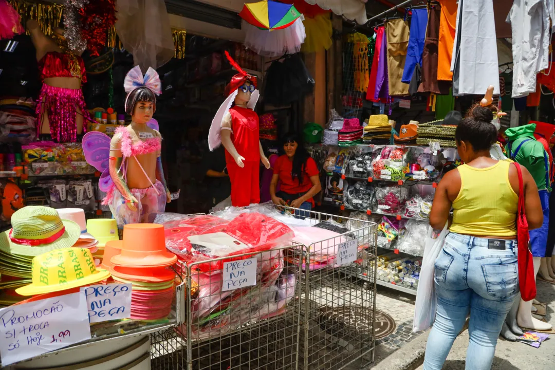 Tudo barato! Foliões lotam ruas da Saara por fantasia perfeita