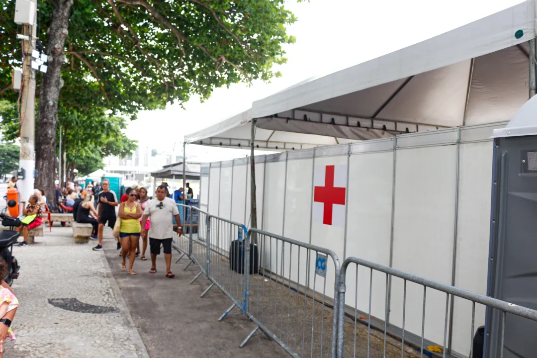 Um posto de saúde foi instalado na praia para quem precisar durante os shows