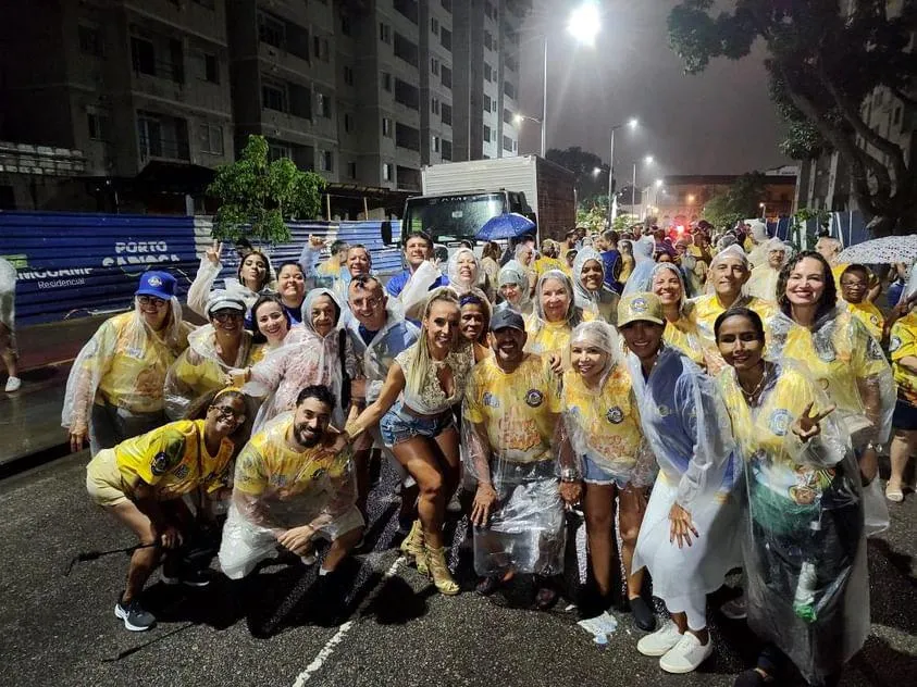 Unidos da Tijuca desafia a chuva no penúltimo ensaio de rua