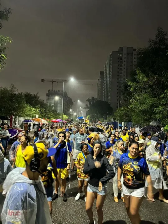 Unidos da Tijuca desafia a chuva no penúltimo ensaio de rua