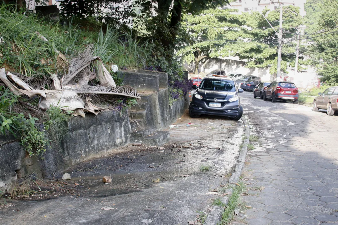 Vazamento de esgoto atrapalha rotina de moradores em Niterói