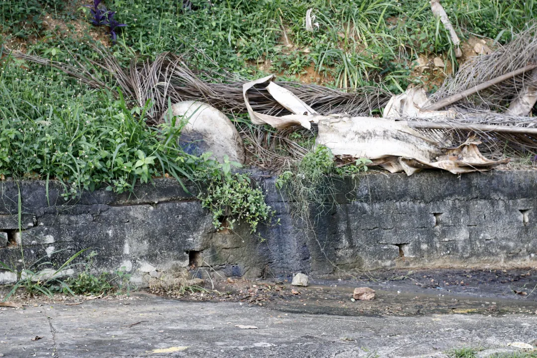 Vazamento de esgoto atrapalha rotina de moradores em Niterói