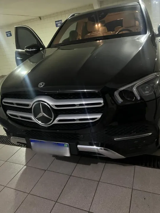 Um carro de luxo também foi levado pelos agentes 