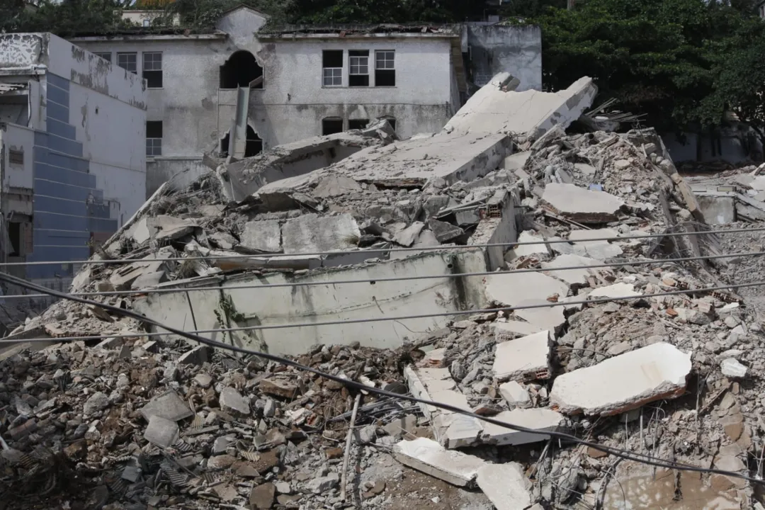 Antiga Universide Gama Filho foi implodido para a construção do Parque Piedade