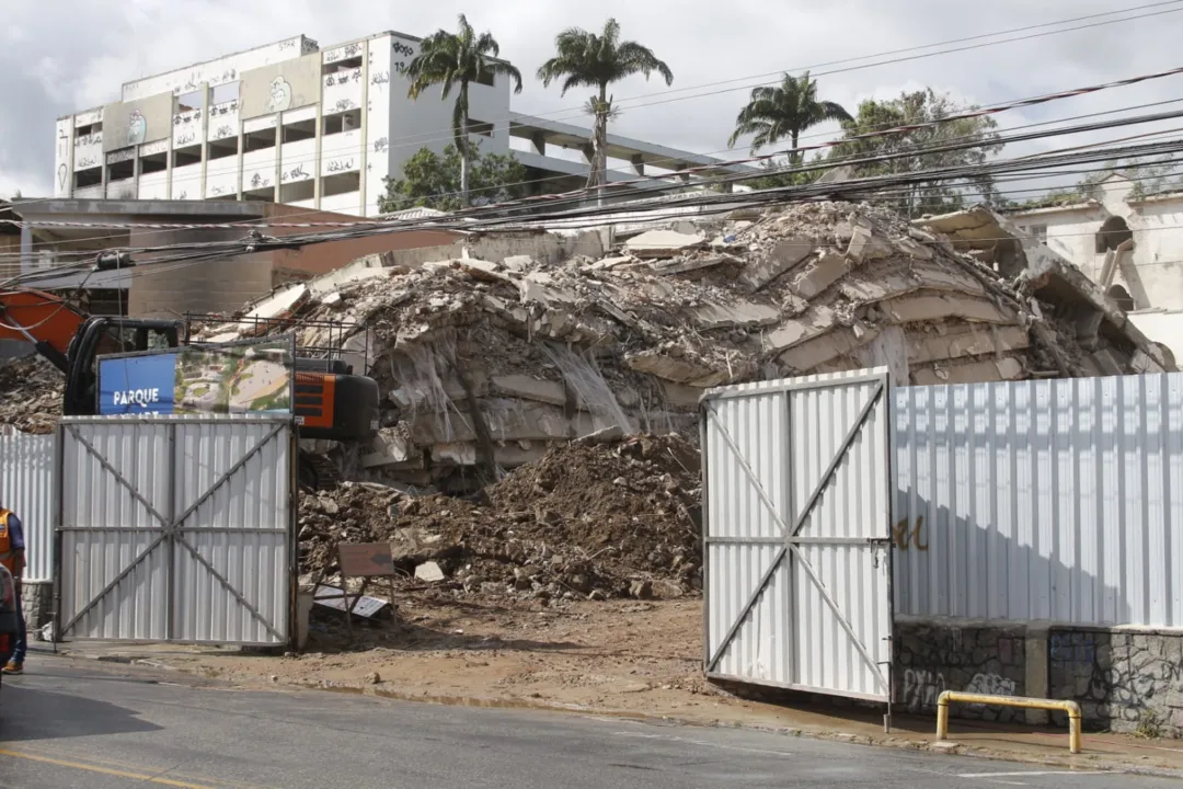 Antiga Universide Gama Filho foi implodido para a construção do Parque Piedade