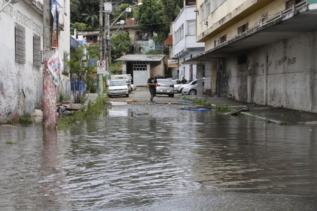 Ruas ficaram alagadas durante temporal 