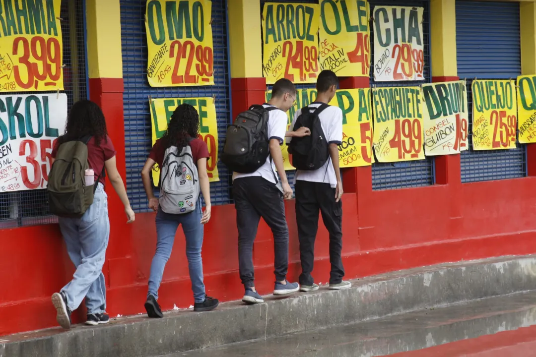 Estudantes fogem do alagamento em São Gonçalo