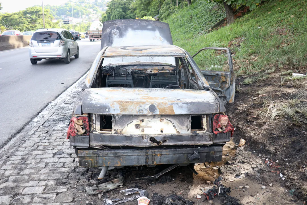 Vídeo: carro pega fogo e complica o trânsito na RJ-104, em SG