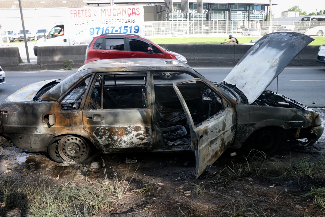 Vídeo: carro pega fogo e complica o trânsito na RJ-104, em SG