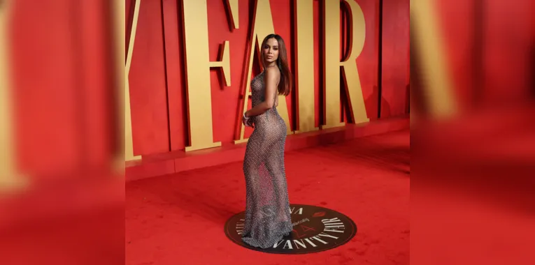Anitta comparece à festa pós-Oscar com look transparente