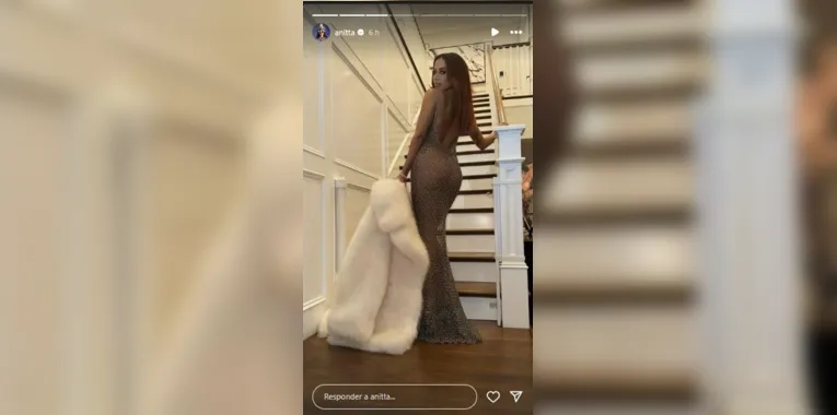 Anitta comparece à festa pós-Oscar com look transparente