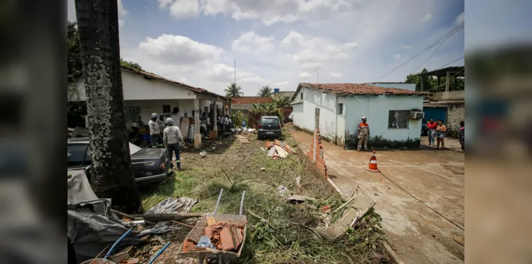 'Desesperado', diz morador que teve casa destruída na Baixada