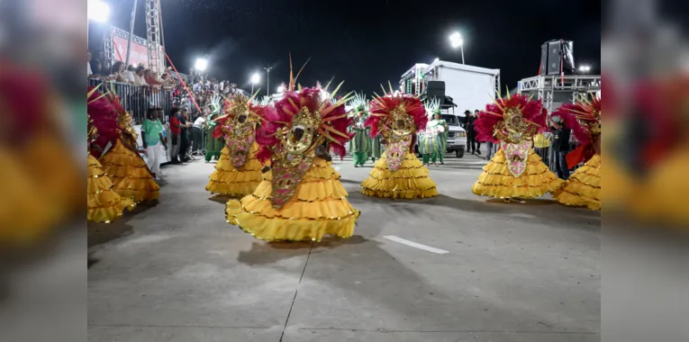 Desfiles de escolas de samba em Niterói têm início vibrante