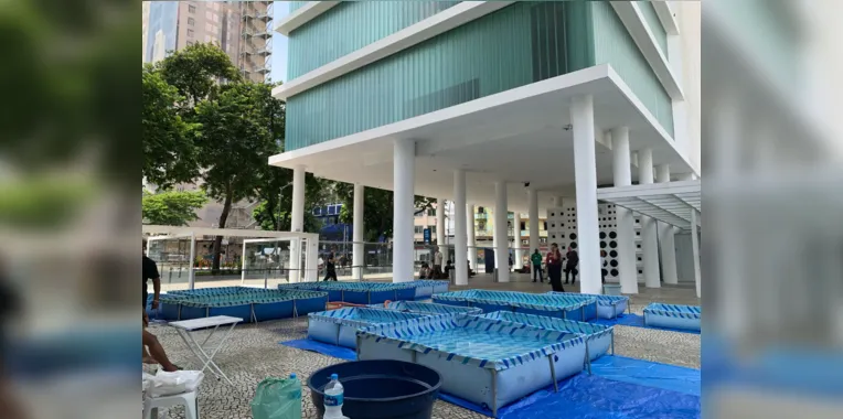 Entenda o que está por trás de piscinas montadas em museu no Rio