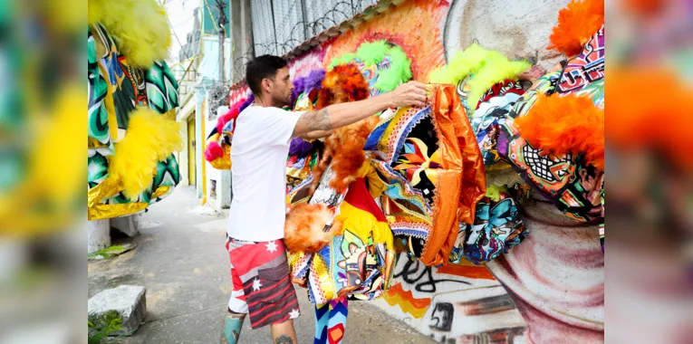 Fernando Figueiredo revende e confecciona trajes de bate-bola há 15 anos 