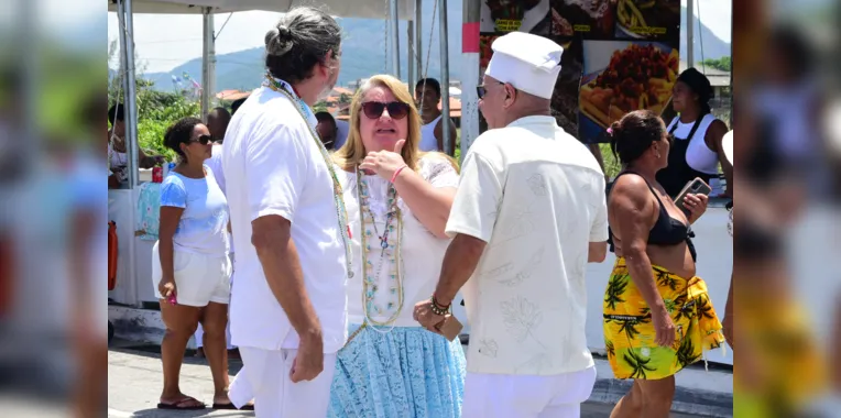 A orla de Itaipuaçu recebeu neste domingo (25) o primeiro Festival Yemanjá de Maricá