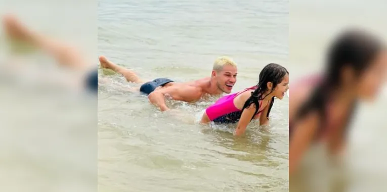 José Loreto curte dia de praia com a filha em Niterói