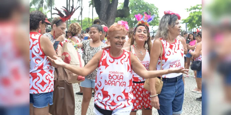 Marchinhas e sambas enredos tomam orla de praia em Niterói