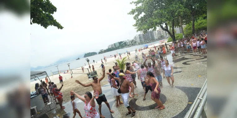 Marchinhas e sambas enredos tomam orla de praia em Niterói