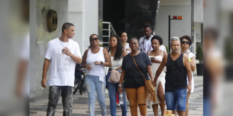 Moradores de Icaraí protestam após morte de porteiro de escola