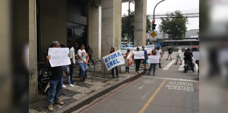 Moradores sem luz há 4 dias protestam na Enel, em Niterói