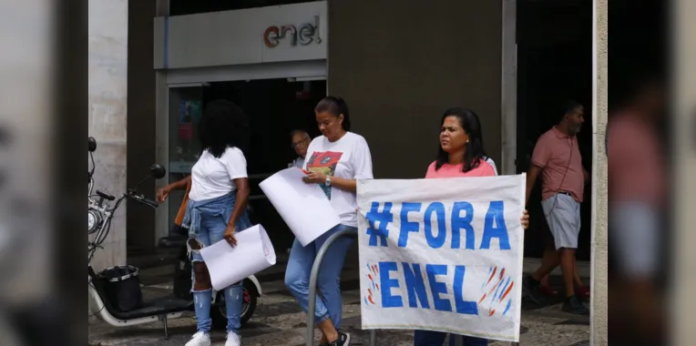 Moradores sem luz há 4 dias protestam na Enel, em Niterói