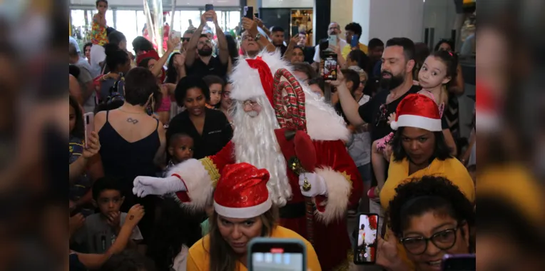 'Papai Noel' vira atração no Mercado Municipal de Niterói