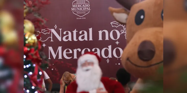 'Papai Noel' vira atração no Mercado Municipal de Niterói