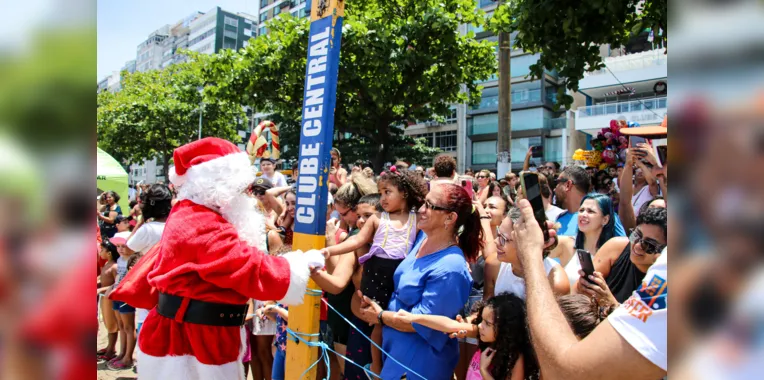 Papai Noel vira 'superstar' ao pousar de helicóptero em Niterói