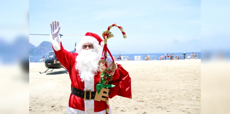 Papai Noel vira 'superstar' ao pousar de helicóptero em Niterói