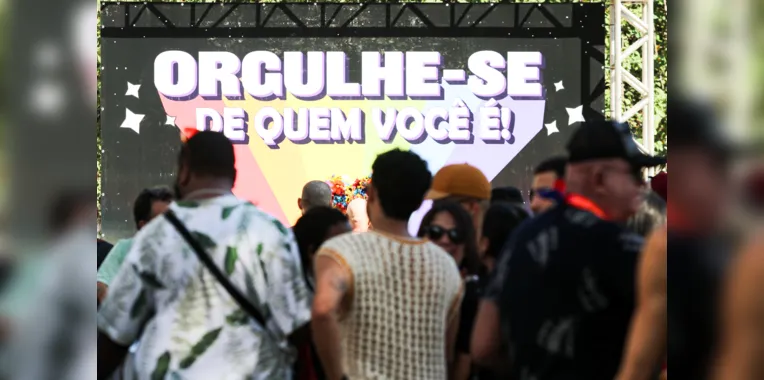 Parada LGBT: Milhares vão às ruas de Niterói em luta por direitos