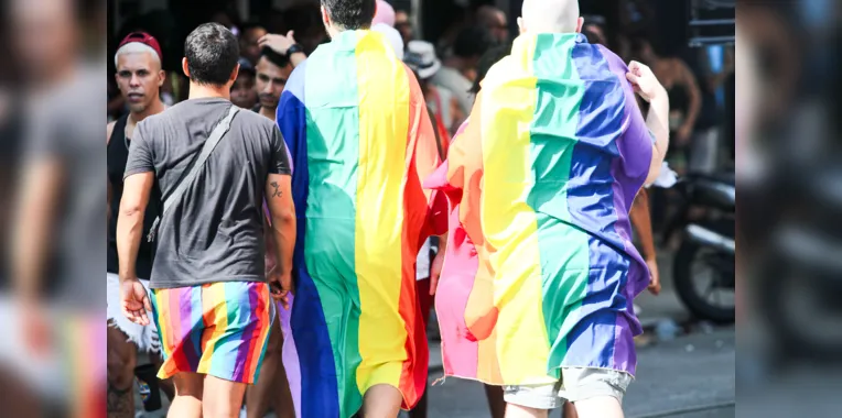 Parada LGBT: Milhares vão às ruas de Niterói em luta por direitos
