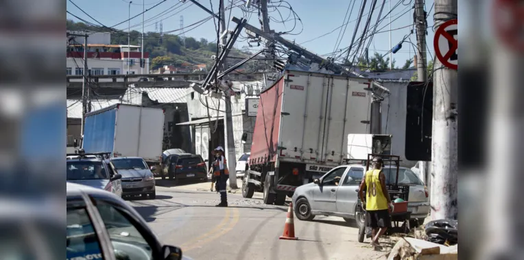 Poste cai em cima de caminhão e assusta em Niterói