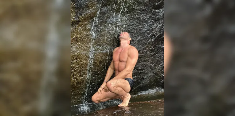 Que calor! Cauã Reymond tira o fôlego posando de sunga; confira